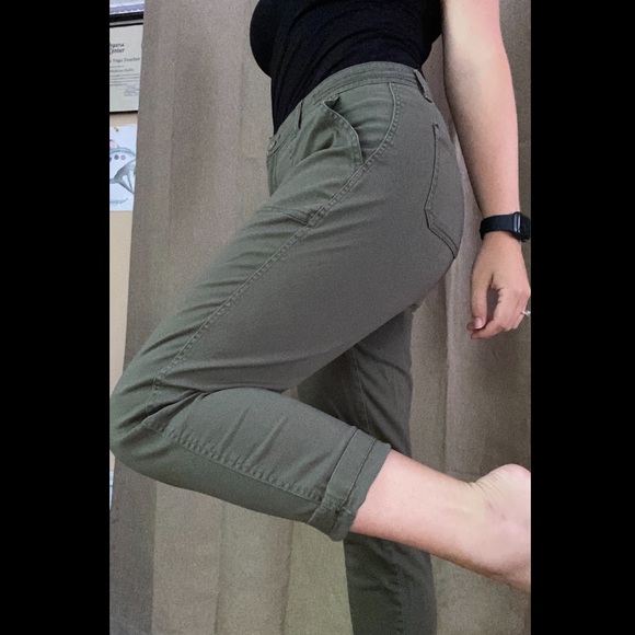 Khaki Green Cargo Pants—Jones New York - Picture 4 of 5